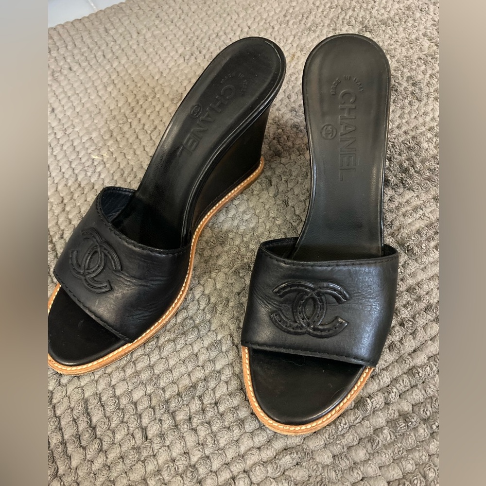 Chanel interlocking CC black leather slides